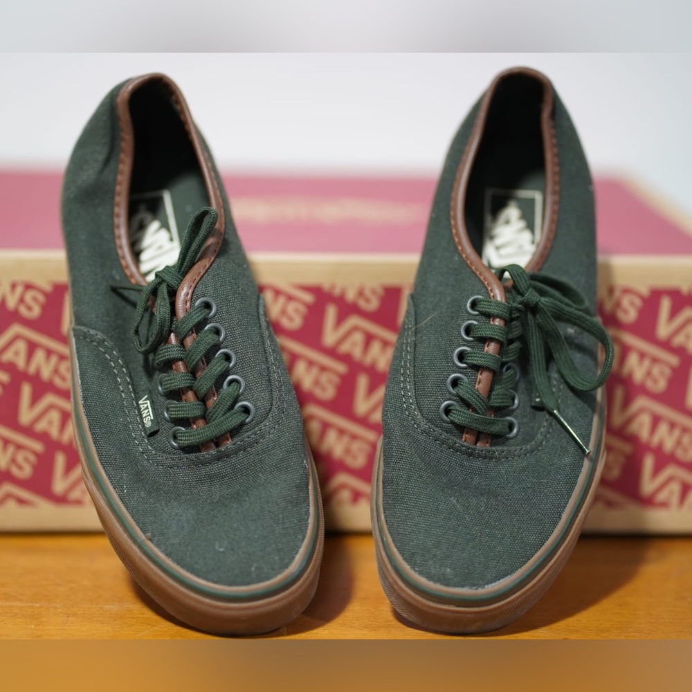 Vans Authentic Gum Sole Skate Shoe- Duffel Bag Green W Size 8